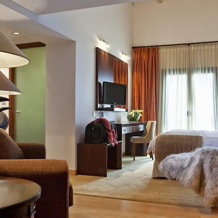 Canyon & Hotel Kalawrita